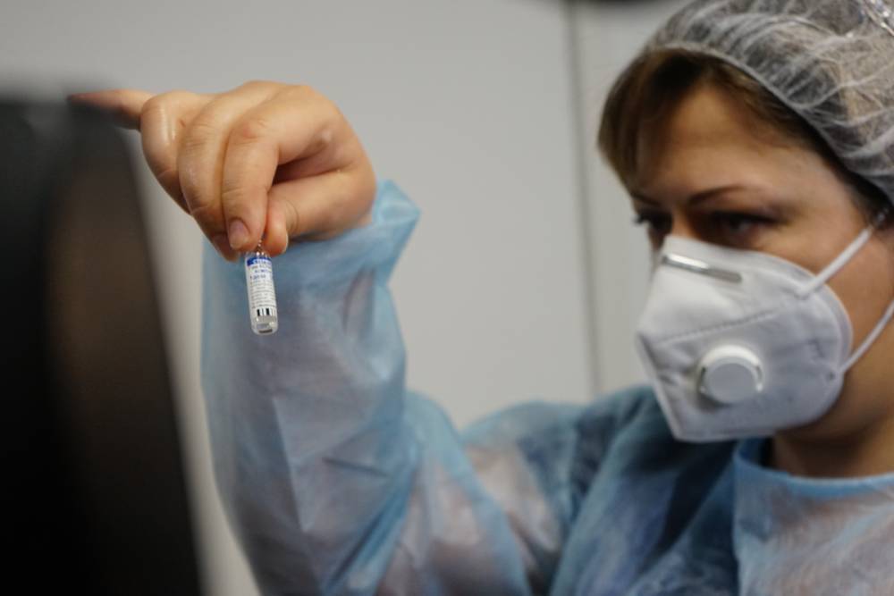 В Петербург поступила тысяча доз вакцины «ЭпиВакКорона»