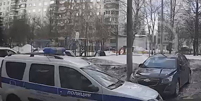 В Москве полиция допросила школьника, выпрыгнувшего из окна 17 этажа после секса с девушкой - ТЕЛЕГРАФ