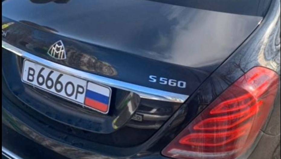 В Петербурге поймали водителя Maybach с мигалкой и номерами "В666ОР"