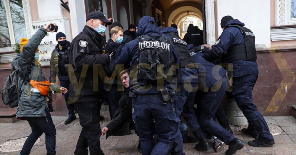 В Одессе активисты пытались помешать маршу женщин и подрались с полицейскими: фото, видео