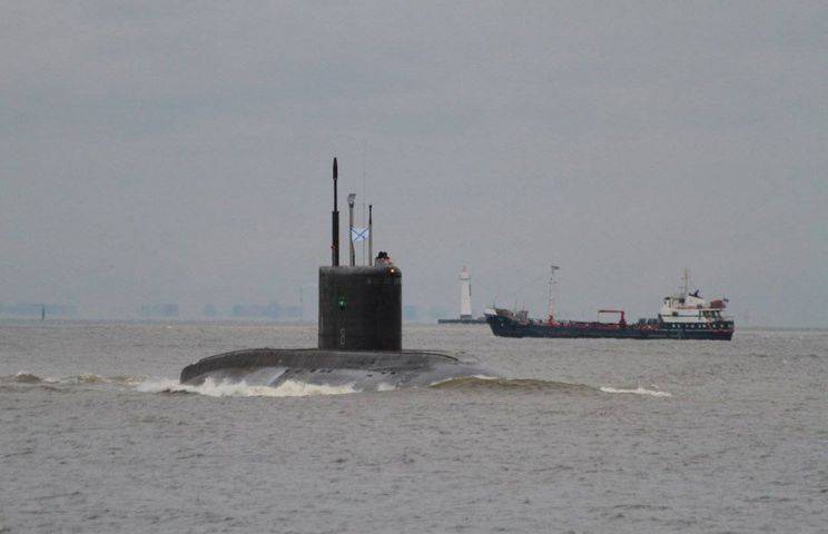 Британский военный корабль пошел на перехват российской подлодки