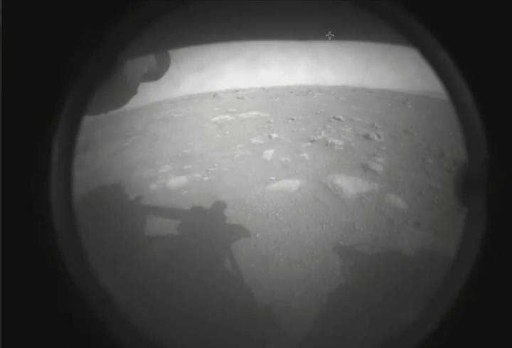 Марсоход Perseverance впервые проехал по поверхности Красной планеты