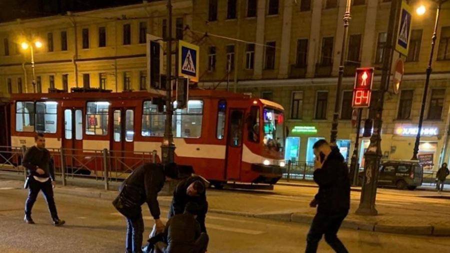 В Петербурге машина въехала в людей на пешеходном переходе