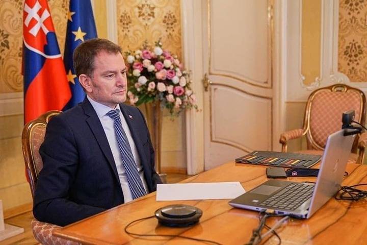Премьер Словакии жестко отреагировал на призыв отказаться от российской вакцины