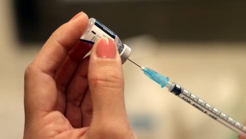 Разработчику израильской вакцины от коронавируса угрожают смертью