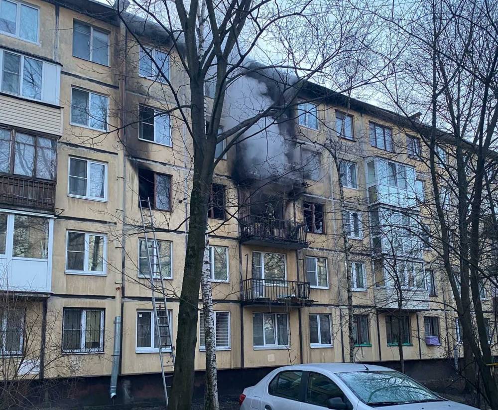 На Варшавской рано утром полностью выгорела трехкомнатная квартира в жилом доме