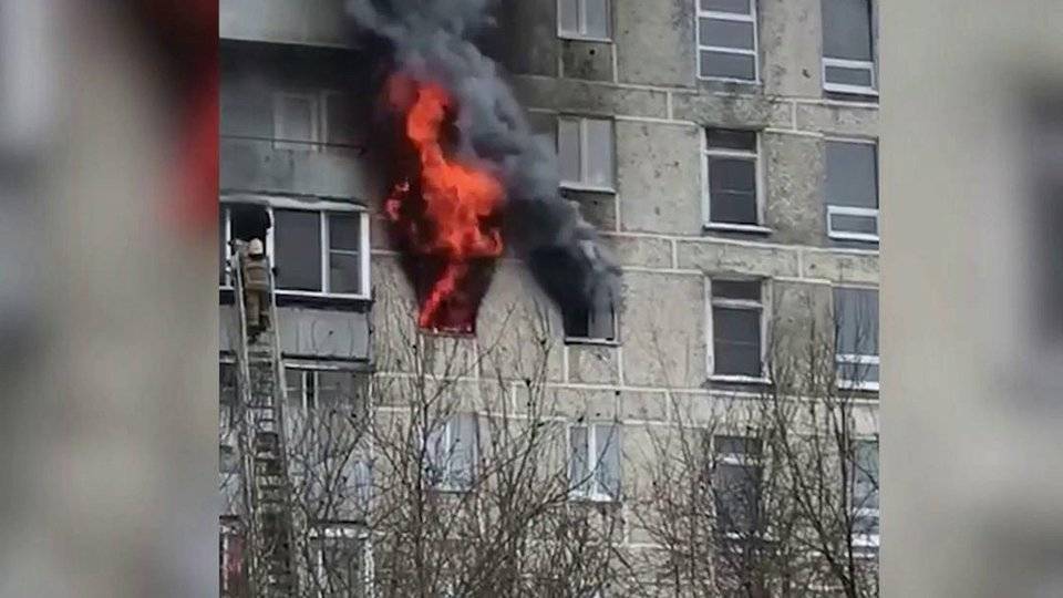 В Свердловской области сотрудница полиции спасла на пожаре соседку с маленьким ребенком