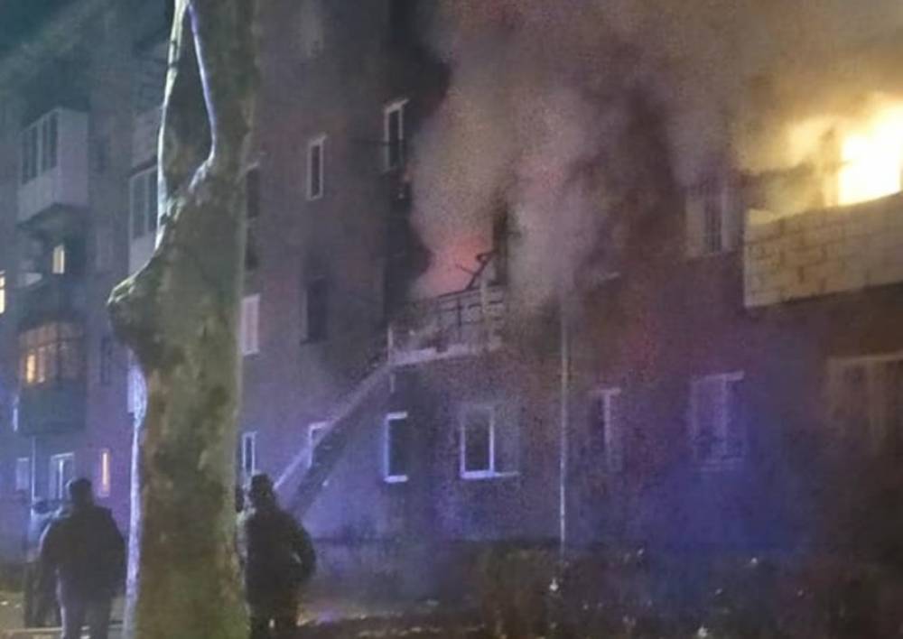 Огонь охватил многоэтажку на Закарпатье, в квартире было трое детей: "Мамы не было дома и..."