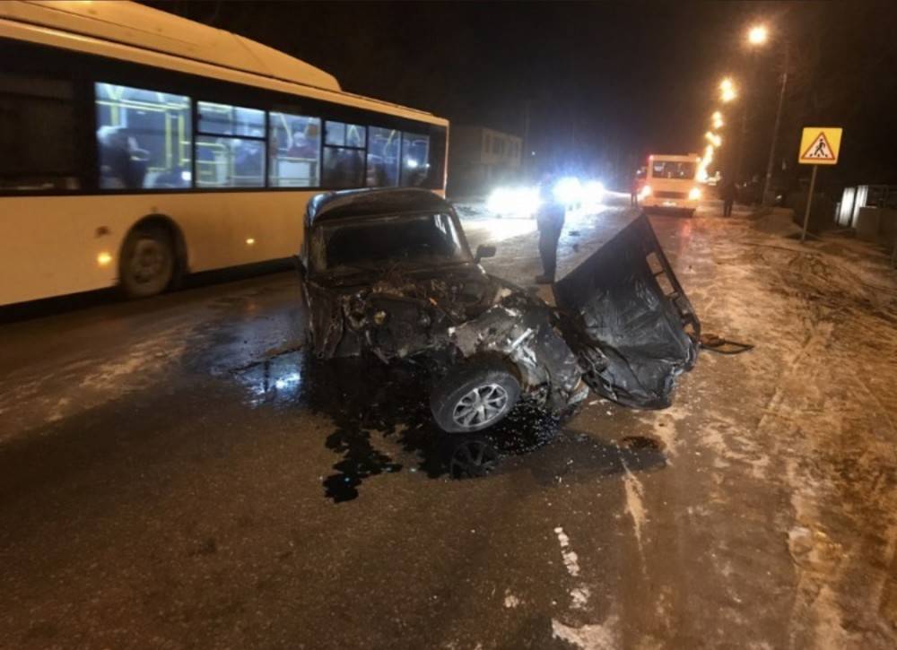 В Липецке машину разорвало на части после столкновения с автобусом