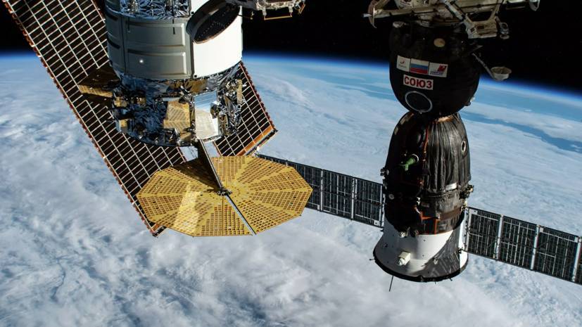 Экипаж МКС заделал первую трещину в российском модуле