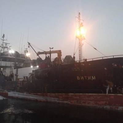 Экипаж судна "Витим", загоревшегося в Японском море, доставили во Владивосток