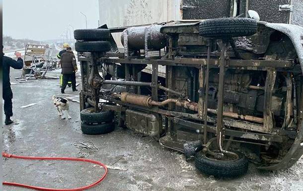 На Днепропетровщине столкнулись два грузовика, есть погибший и пострадавшие