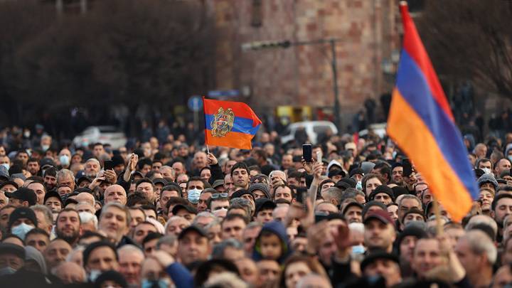 После митинга ереванские ветераны устроили марш