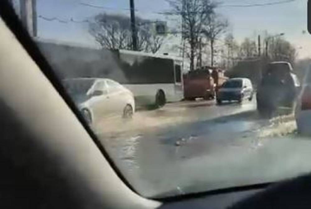 Петергофское шоссе затопило из-за коммунальной аварии
