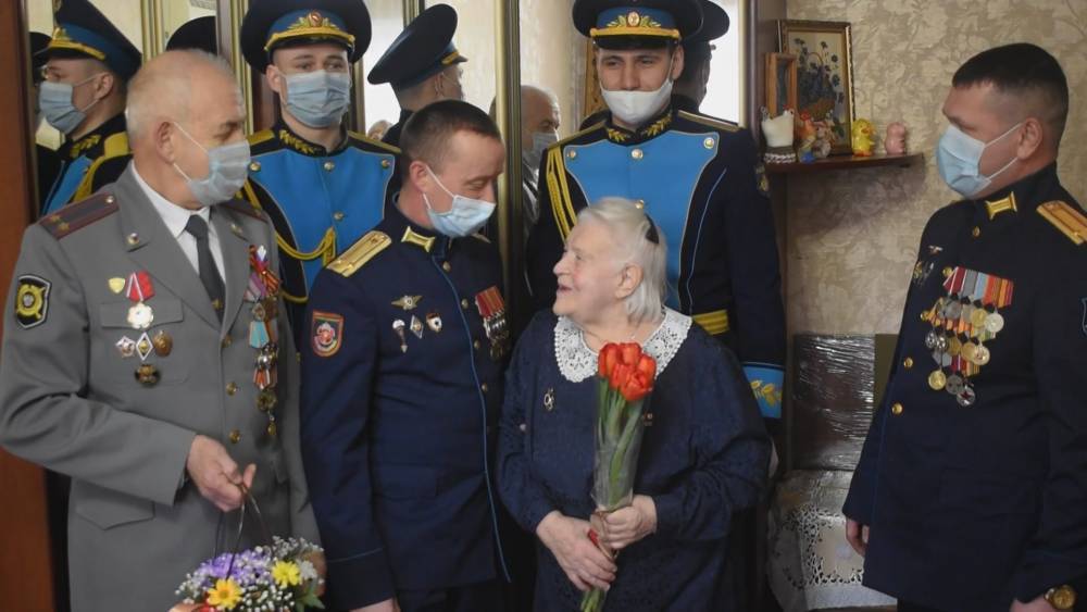 Спецназ поздравил ветеранов Великой Отечественной войны с наступающим 8 марта.