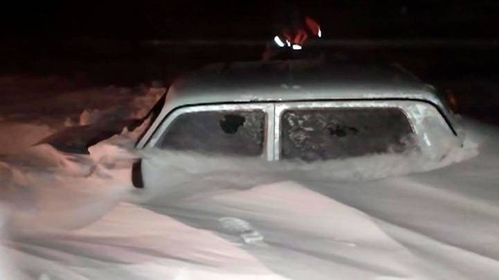 Не мог выбраться из машины: спасение из долгого снежного плена