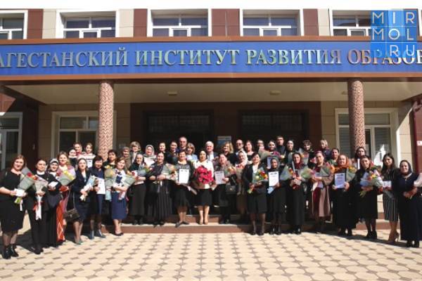Уммупазиль Омарова вручила награды отличившимся педагогам