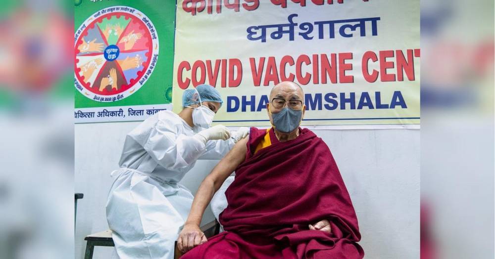 Далай-лама привился против коронавируса вакциной Covishield