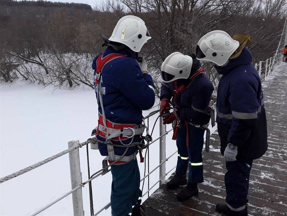 С моста по веревке. Ульяновские спасатели отработали навыки на реке Сельдь