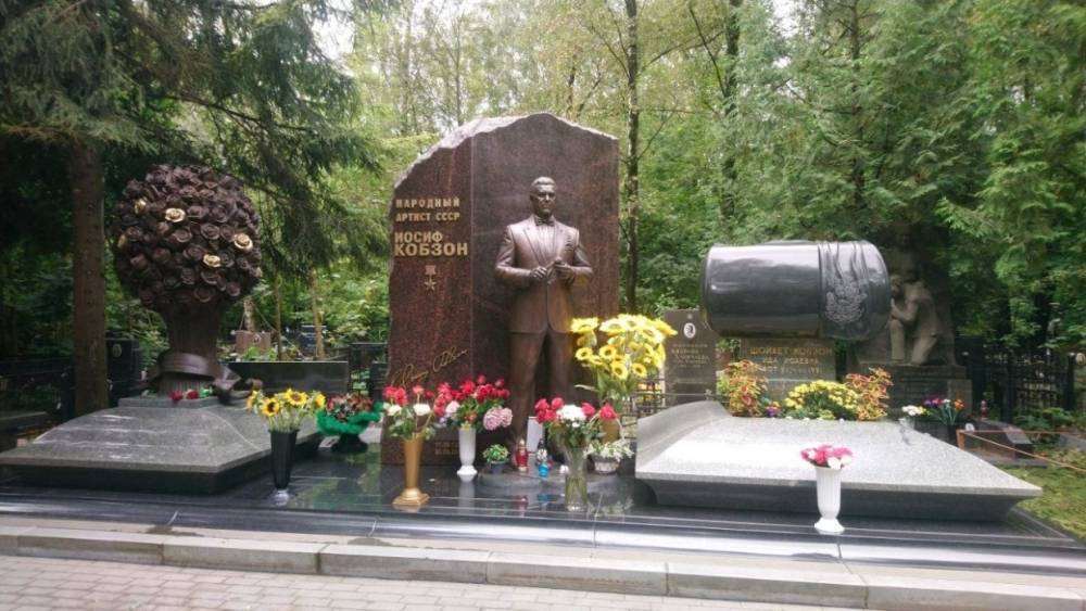 Сестра Кобзона была вынуждена заплатить миллион рублей за могилу брата