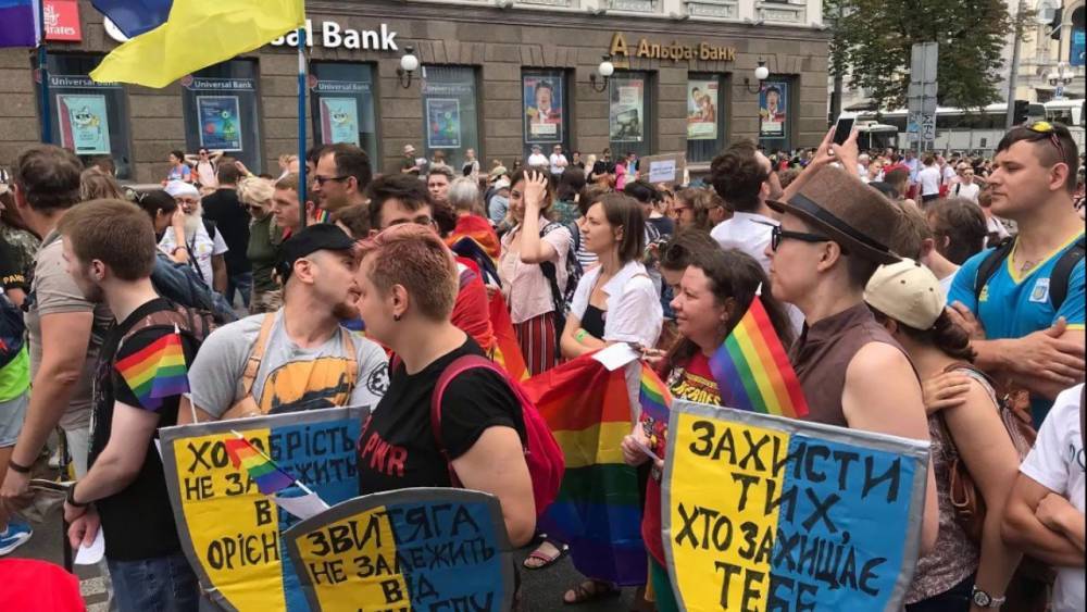Радужное ВСУ: представителей ЛГБТ приглашают вступить в ряды украинских боевиков