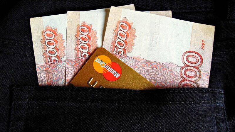 Россияне в преддверии 8 Марта стали чаще переводить деньги между картами
