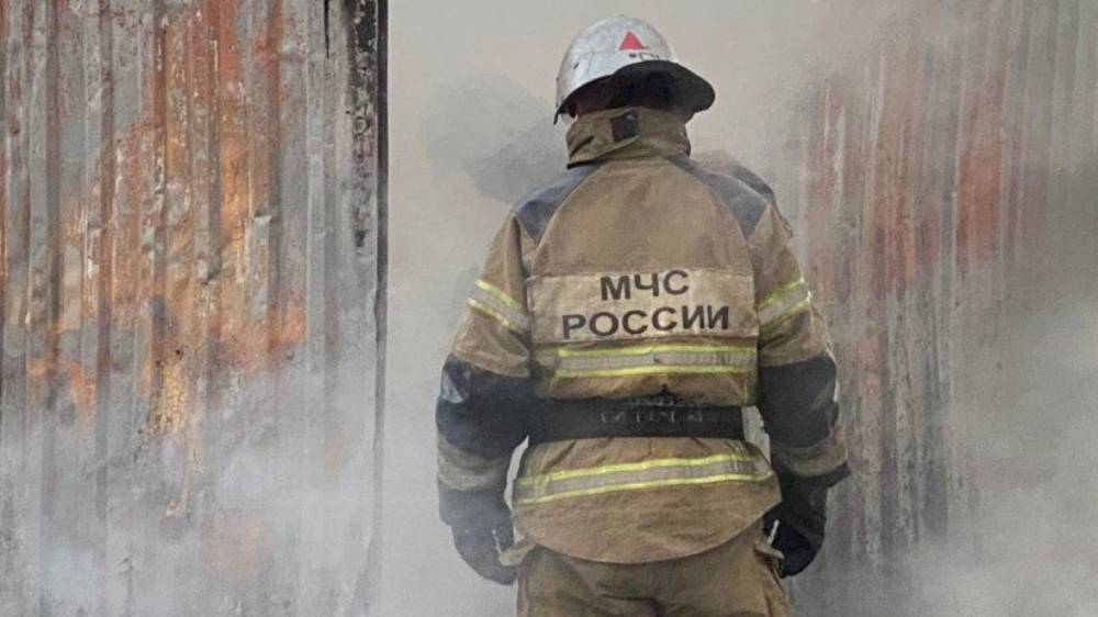 Спасатели ликвидировали пожар на складе в Краснодаре