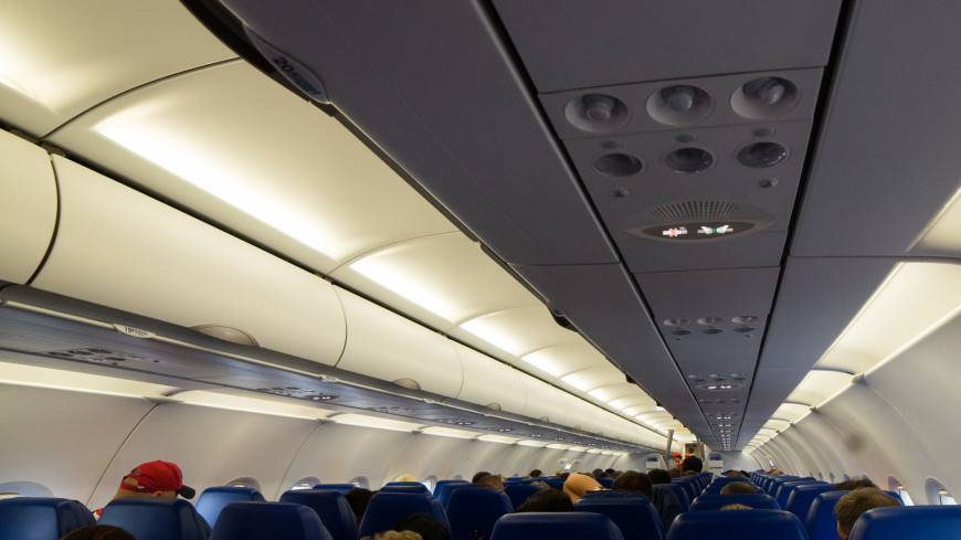 В Новосибирске пассажирку сняли с рейса за бесцельное хождение по самолету