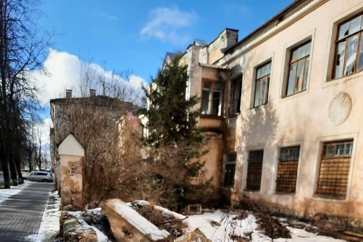 Здание бывшего детсада Росток в Пскове продолжает разрушаться