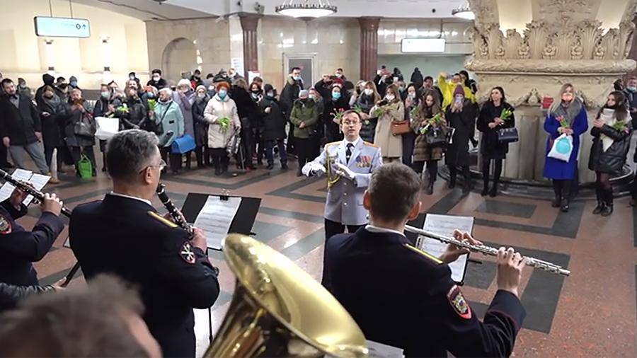МВД устроило флешмоб в метро Москвы перед 8 Марта