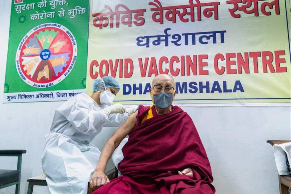 Далай-лама привился от COVID-19 той же вакциной, что используется в Украине