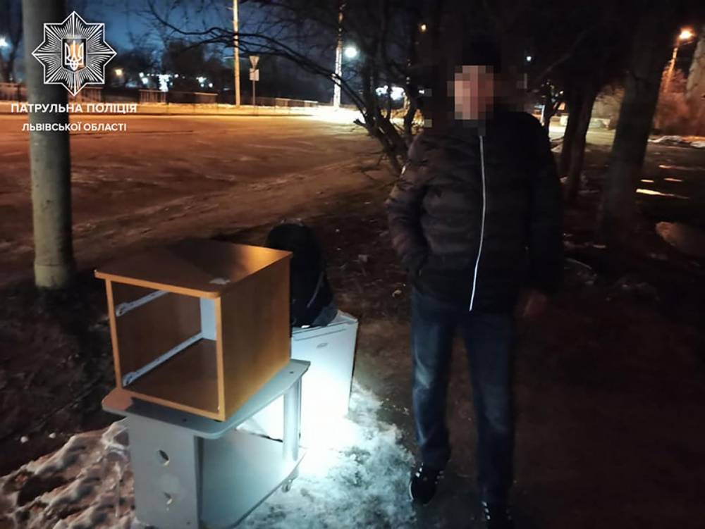 Украл из отеля холодильник, стол и тумбочку: полиция задержала мужчину во Львове