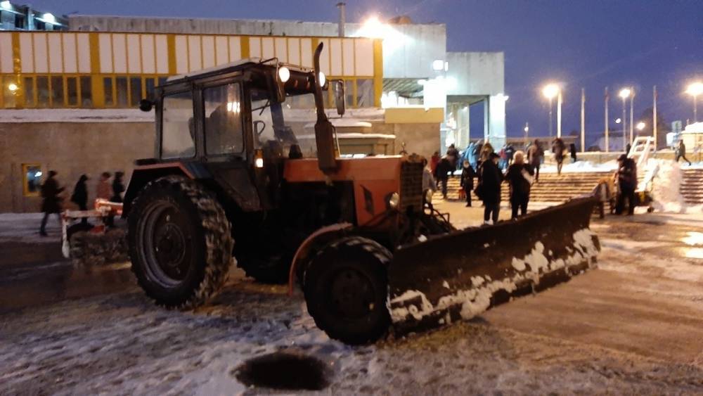 В Ленобласти убиравший снег трактор наехал сам на себя