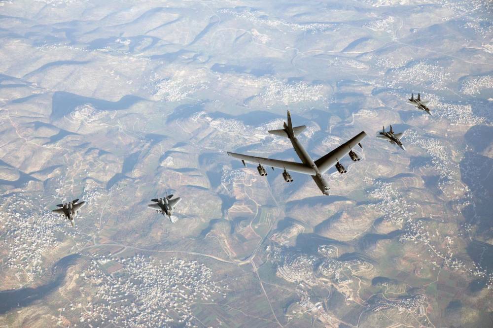 Бомбардировщики США устроили «авиапарад» в небе над Ближним Востоком