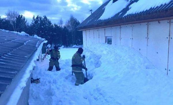 В Югре женщина попала под завал сошедшего с крыши снега