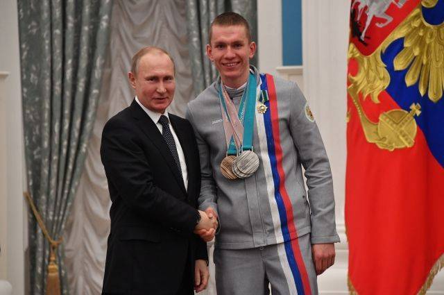 Путин назвал лыжника Большунова главным героем гонки в Германии