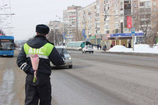 В Новокузнецке сотрудники ГИБДД подарили букеты женщинам-водителям