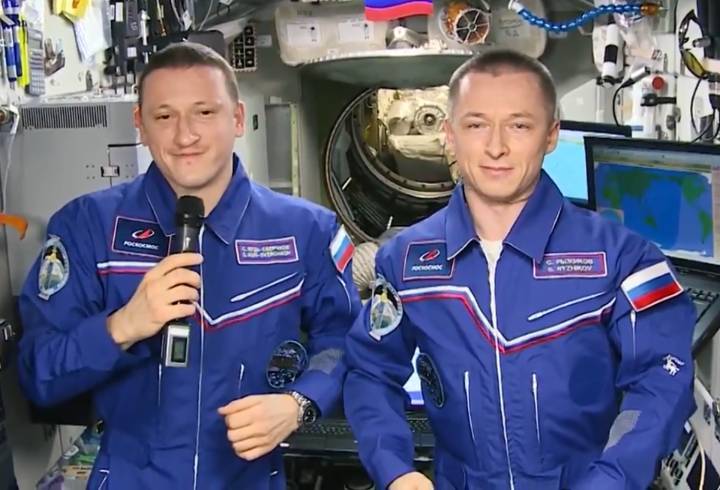 Космонавты поздравили женщин с 8 марта с орбиты