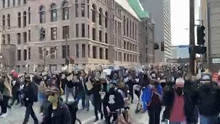 Жители Миннеаполиса вышли на митинг перед началом суда по делу Джорджа Флойда — видео
