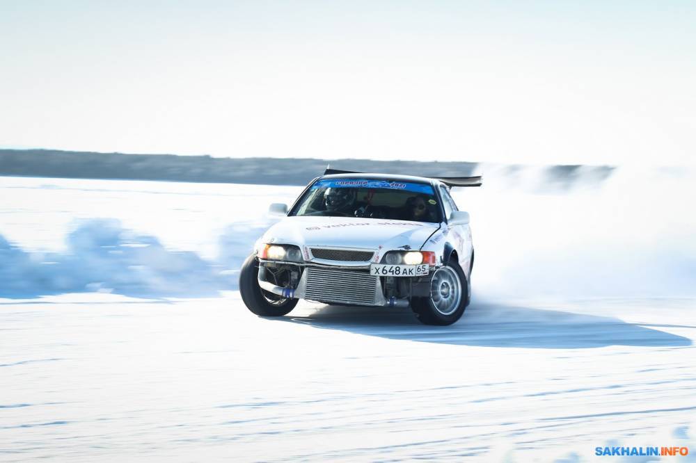 На Сахалине провели третий этап соревнований по автогонкам "Горячий лед"