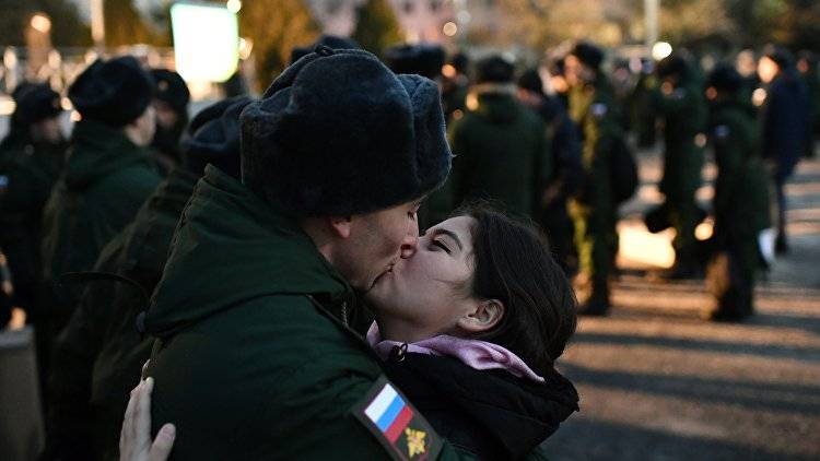 Военком Ленобласти призвал девушек "сдавать" своих экс-парней в армию
