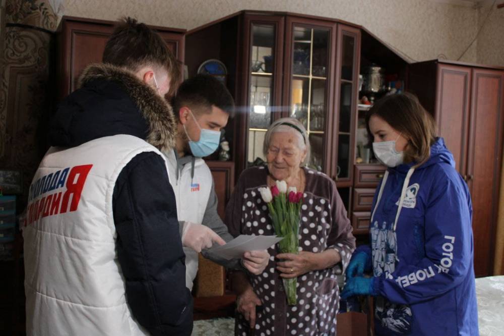 В Красногорске волонтеры поздравили женщину-ветерана с наступающим 8 Марта