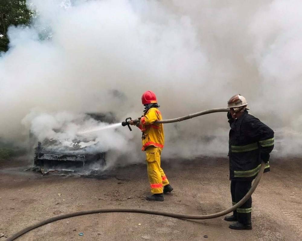 На Львовщине посреди дороги вспыхнуло Renault: авто превратилось в металлолом – фото