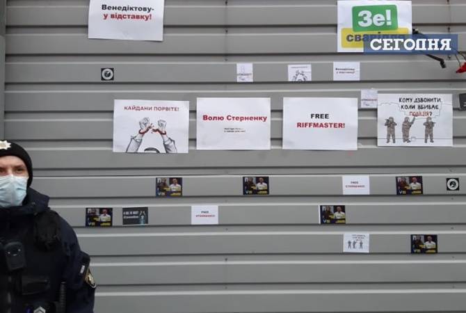 "Ворота", ведущие к даче президента, обклеили стикерами в поддержку Стерненко и Антоненко