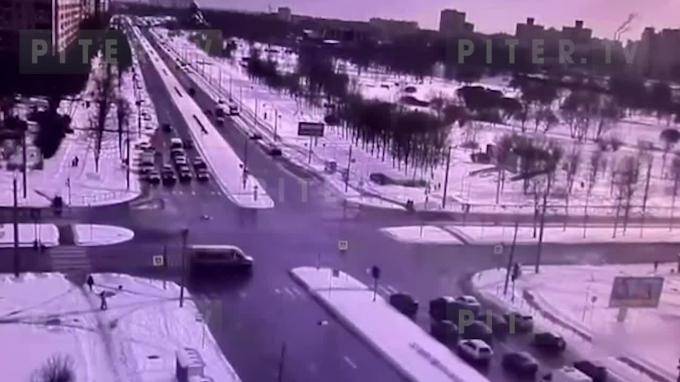 Момент аварии на перекрестке Светлановского и Луначарского попал на видео