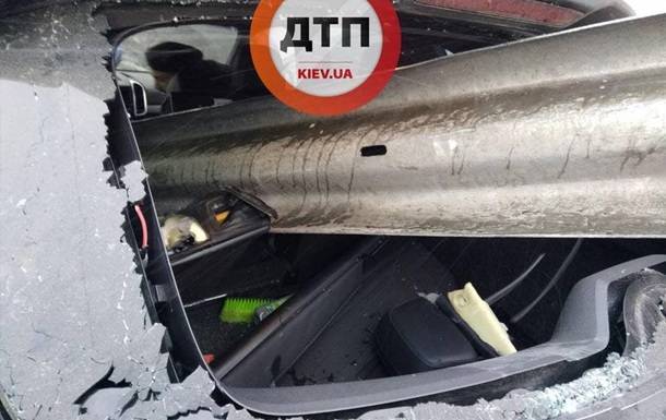 В Киеве отбойник прошил авто насквозь