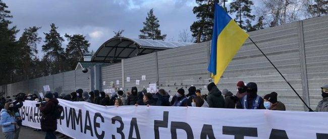 В Конча-Заспе у резиденции Зеленского началась акция протеста сторонников Стерненко