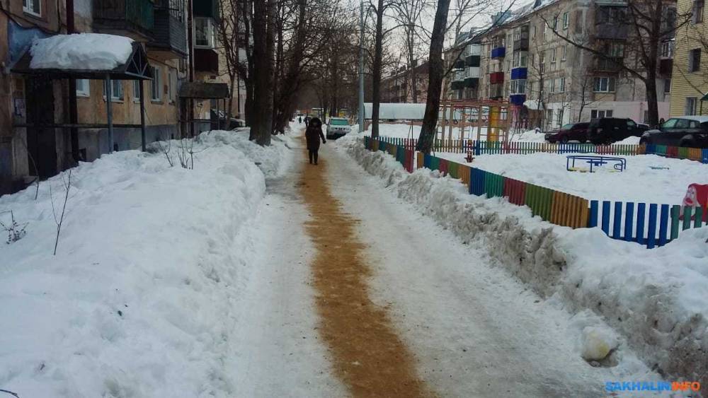 Южно-сахалинским подрядчикам дали неделю, чтобы убрать остатки льда с тротуаров