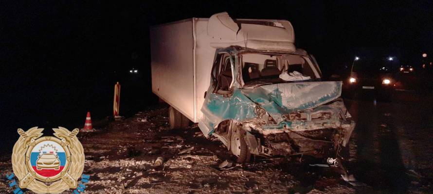 Молодой водитель фургона догнал на трассе в Карелии грузовик и получил травмы
