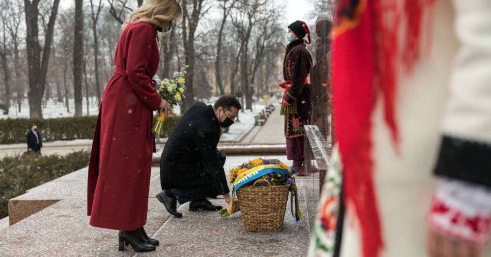 Зеленский с женой возложили цветы к памятнику Шевченко в его день рождения (ФОТО)